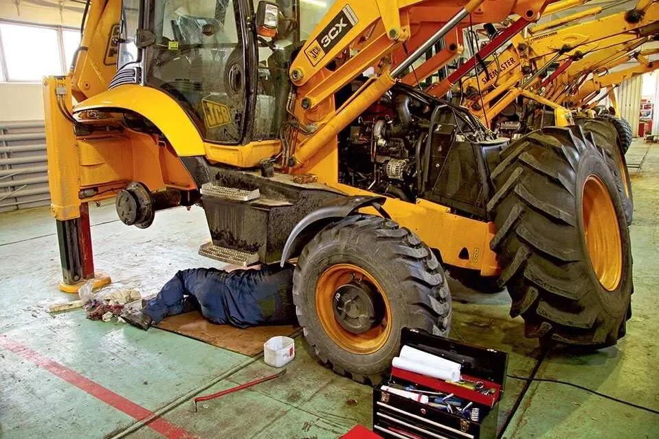 Капитальный ремонт погрузчика в сервисной зоне
