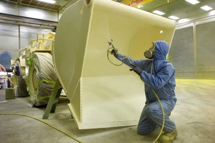 Покраска элемента техники в окрасочной камере